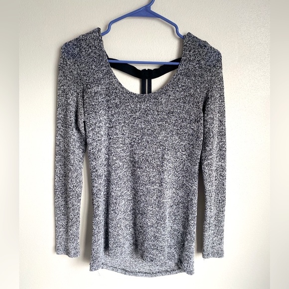 Tops - Free w/purchase!🔥4/$15🏈🏈Gray speckled top w/sexy back design M